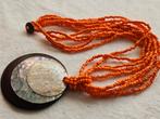 Ketting met oranje glaskraaltjes en parelmoer hanger, Ophalen of Verzenden, Oranje, Overige materialen