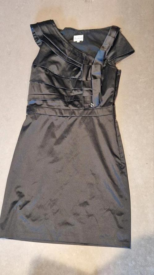 Prachtig jurkje Patrizia Pepe maat 40. Zwart glanzend., Kleding | Dames, Gelegenheidskleding, Zo goed als nieuw, Cocktailjurk