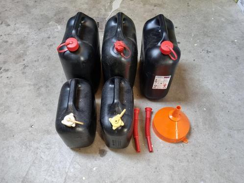 Partij 5x jerrycan met trechter + 2 flexibele schenktuiten, Auto diversen, Overige Auto diversen, Ophalen