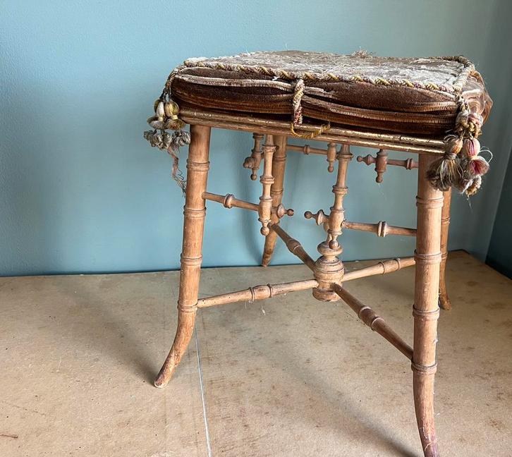 OUD KRUKJE MET STOFFEN SLEETSE ZITTING, Antiek en Kunst, Curiosa en Brocante, Ophalen