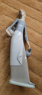 Porseleinen Beeldje Vrouw met Kruiken, Antiek en Kunst, Ophalen of Verzenden