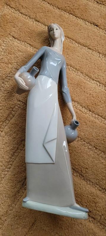 Porseleinen Beeldje Vrouw met Kruiken beschikbaar voor biedingen