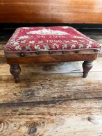 Antiek geborduurd voetenbankje, Antiek en Kunst, Antiek | Meubels | Stoelen en Banken, Ophalen of Verzenden