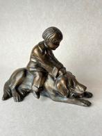 Art deco beeldje: kind op hond, Antiek en Kunst, Ophalen of Verzenden