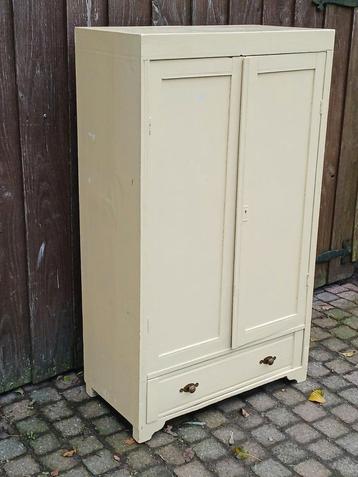 Vintage Kast met Deuren en Lade beschikbaar voor biedingen