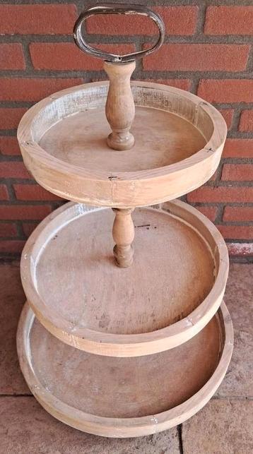 Mooie hoge houten etagere. Gemakkelijk uit elkaar te halen.  beschikbaar voor biedingen