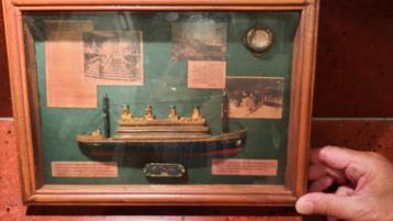 Wandvitrine Titanic schip met passagierslijst