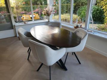 Ovale eetkamertafel met metalen onderstel beschikbaar voor biedingen