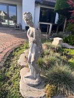 Betonnen tuinbeeld vrouw op sokkel, Tuin en Terras, Tuinbeelden, Ophalen of Verzenden, Gebruikt, Beton, Mensenbeeld