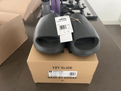 Adidas Yeezy Slides Granite - 43, Kleding | Heren, Schoenen, Nieuw, Sneakers of Gympen, Zwart, Ophalen of Verzenden
