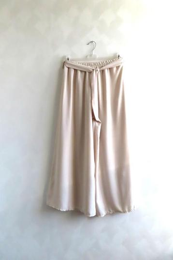 Broek Wijd Creme Beige Silky mt S (R50) beschikbaar voor biedingen
