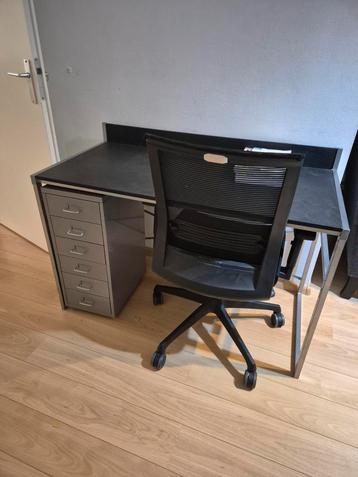 Bureau met lades en metalen frame beschikbaar voor biedingen