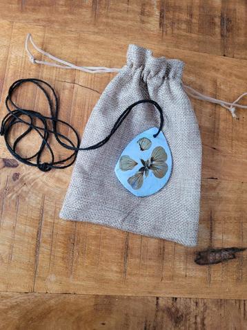 Blauwe Klei Hanger met Gedroogde Bloem in Jute Zakje beschikbaar voor biedingen