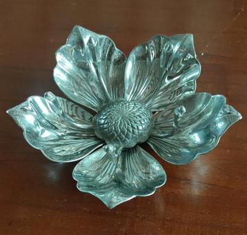 Vintage messing Lotus asbak met uitneembare mini-asbakjes beschikbaar voor biedingen