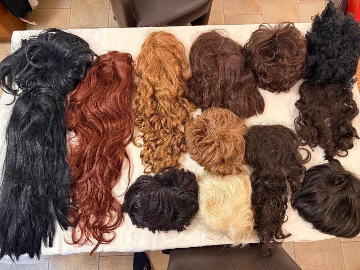 grote collectie pruiken -13 stuks - kleine maat (50-55 cm), Sieraden, Tassen en Uiterlijk, Uiterlijk | Haarverzorging, Zo goed als nieuw