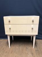 Vintage nachtkastje wit met crème, Huis en Inrichting, Slaapkamer | Nachtkastjes, Ophalen, 45 tot 65 cm, 55 tot 70 cm
