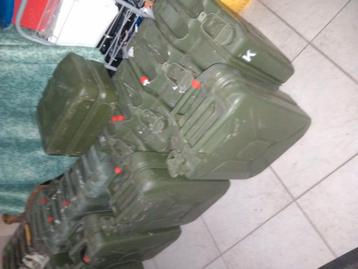 De allerlaatste nieuwe jerrycans.  beschikbaar voor biedingen