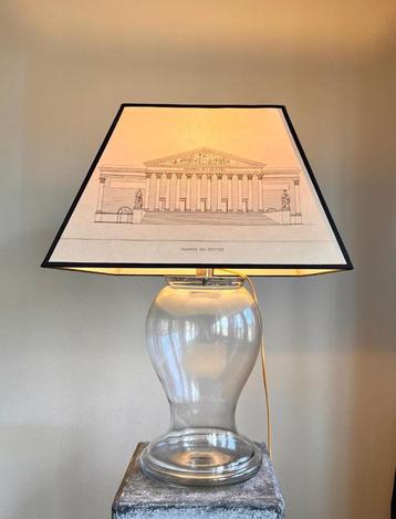 Glazen lampvoet met monumentale kap beschikbaar voor biedingen
