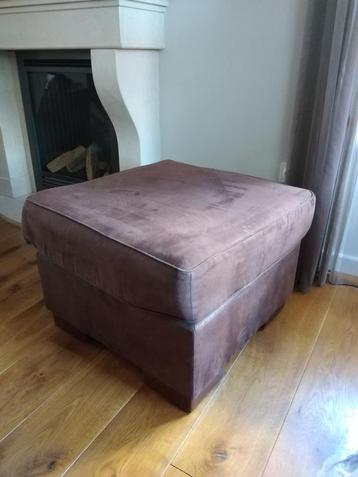 Bruine suède look hocker, poef, voetenbank.  beschikbaar voor biedingen