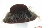 Vintage dameshoed bruin velour met struisvogelveren mt 52-57, Ophalen of Verzenden, Zo goed als nieuw, 56 of 57 cm (M, 7 of 7⅛ inch)