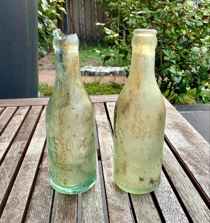 2 oude Belgische limonadeflesjes *bodemvondsten*, Verzamelen, Porselein, Kristal en Bestek, Gebruikt, Glas of Glazen, Ophalen of Verzenden