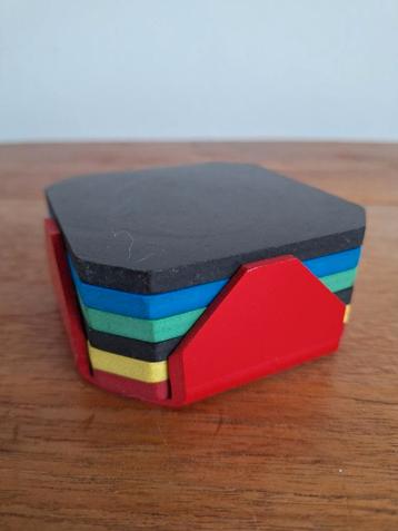 6 kleurrijke onderzetters van kunststof, jaren 90 look beschikbaar voor biedingen