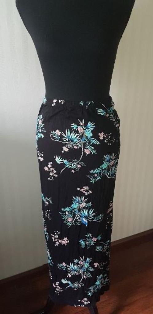 Nieuw! Mooie zwarte flower maxi rok met split, M 38 rekt mee, Kleding | Dames, Rokken, Nieuw, Maat 38/40 (M), Zwart, Onder de knie