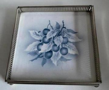 Vierkante tegel met druiventak. Afm. 15x15x3 cm. beschikbaar voor biedingen