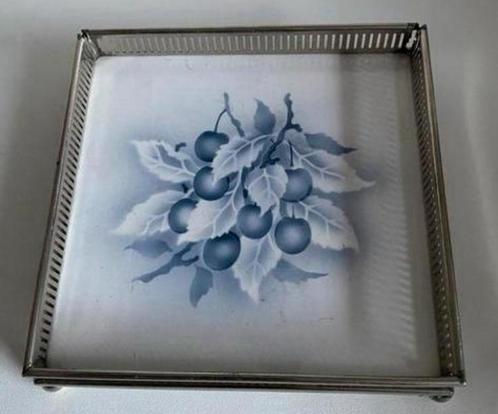 Vierkante tegel met druiventak. Afm. 15x15x3 cm., Antiek en Kunst, Antiek | Servies los, Ophalen of Verzenden