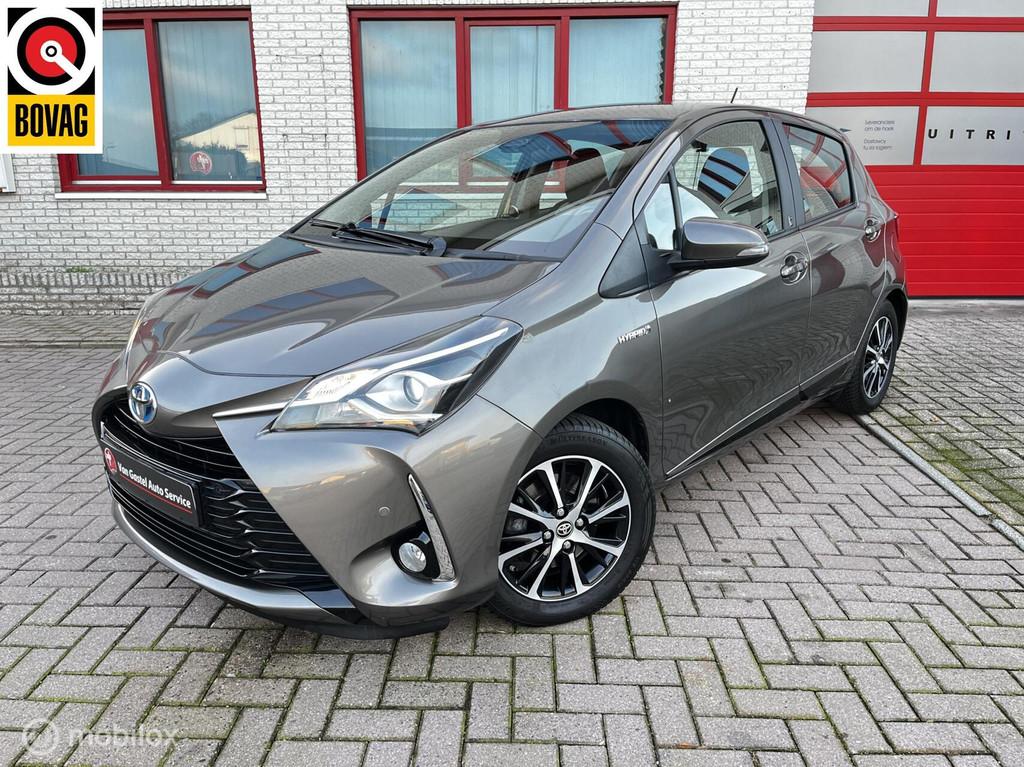 Toyota Yaris 1.5 Hybrid Design Sport, Auto's, Toyota, Gebruikt, 4 cilinders, Bedrijf, Grijs