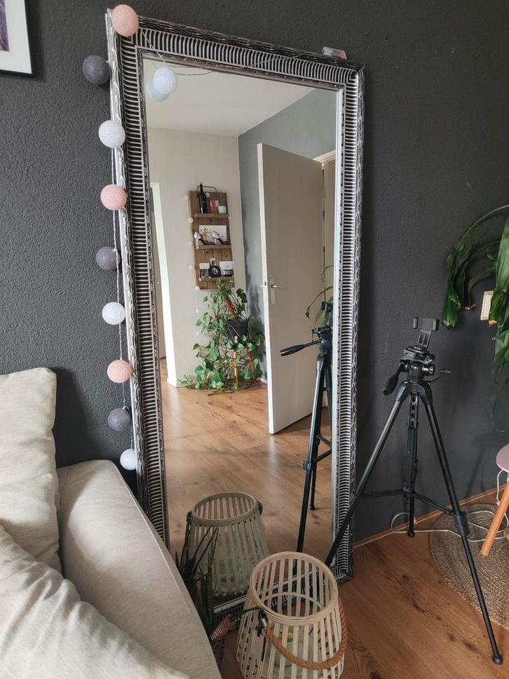 Grote Spiegel met Sierlijke Lijst, Huis en Inrichting, Woonaccessoires | Spiegels, Zo goed als nieuw, 75 tot 100 cm, 150 tot 200 cm