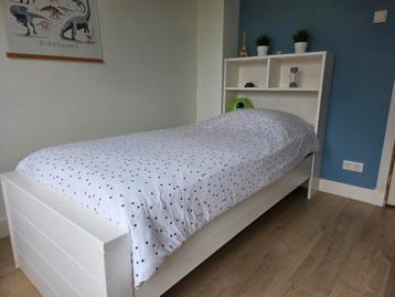 Eenpersoonsbed WOOOD Max grenen wit met gezellig hoofdeind