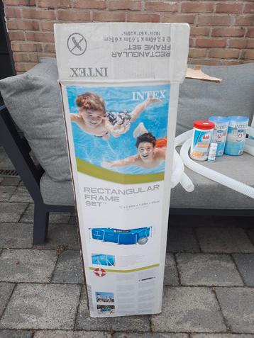 Intex opzetzwembad compleet met pomp en andere benodigdheden beschikbaar voor biedingen