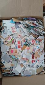 Doos wereld postzegels. Ruim 2 kilo, Postzegels en Munten, Postzegels | Volle albums en Verzamelingen, Verzenden, Nederland en Buitenland