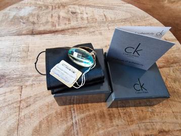 CK Ring Goudkleurig met Groene Steen - Nieuw! beschikbaar voor biedingen