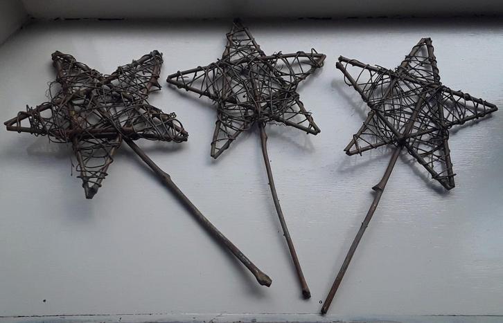 Grote sterren op stok - wilg - ca 45 cm lang - kerstdecorati, Diversen, Kerst, Zo goed als nieuw, Ophalen of Verzenden