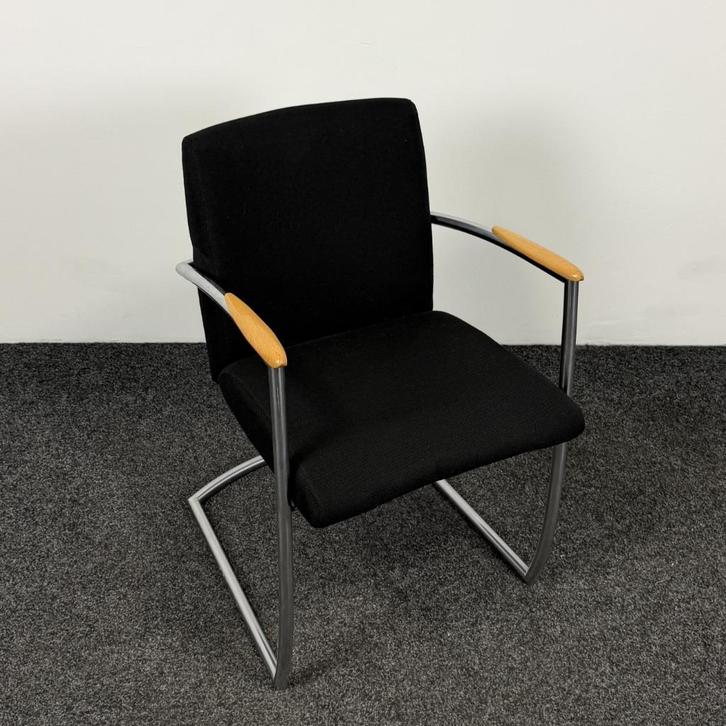 Vergaderstoel - Zwart | Slede Onderstel 25627, Huis en Inrichting, Stoelen, Gebruikt, Eén, Metaal, Stof, Zwart, Ophalen