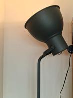 Hektar  Ikea staande lamp donkergrijs, Huis en Inrichting, Lampen | Wandlampen, Ophalen, Zo goed als nieuw