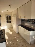 Complete keuken met granietblad en recente apparatuur, Ophalen
