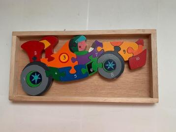 Dikke houten puzzel racewagen met coureur. Cijfers leren beschikbaar voor biedingen