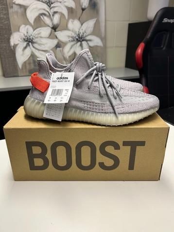 Yeezy 350 V2 Tail Light maat 44 2/3 / US 10.5 beschikbaar voor biedingen