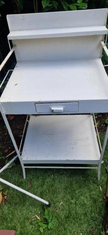 Vintage industriëel jaren 50 ziekenhuiswandmeubel(brocante) beschikbaar voor biedingen