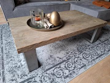 Mooie robuuste salontafel in zeer goede staat. beschikbaar voor biedingen