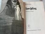 Boek inwijding, priestetes in Egypte , eerste druk 1978, Ophalen of Verzenden, Gelezen, Achtergrond en Informatie