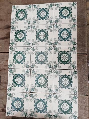 54 stuks antieke wandtegels, wit met prachtige blauwig groen beschikbaar voor biedingen