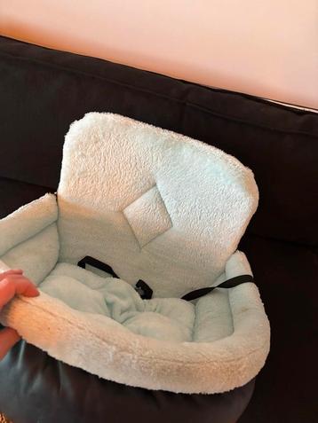 Honden Autostoel / mand beschikbaar voor biedingen