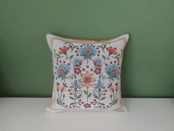 Mooi sierkussen met bloemen beschikbaar voor biedingen
