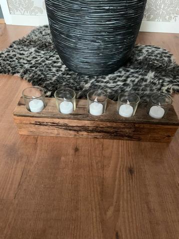 Theelichthouder van gerecycled hout beschikbaar voor biedingen