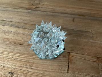 Mooie glazen egel op spiegel beschikbaar voor biedingen