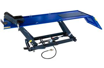 Heftafel pneumatisch en hydraulisch beschikbaar voor biedingen